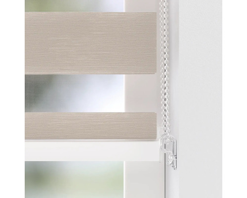 Détail d''une décoration de fenêtre avec chaînette