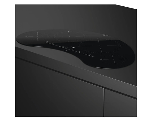 Schwarzes autarkes Kochfeld auf einer Küchentheke