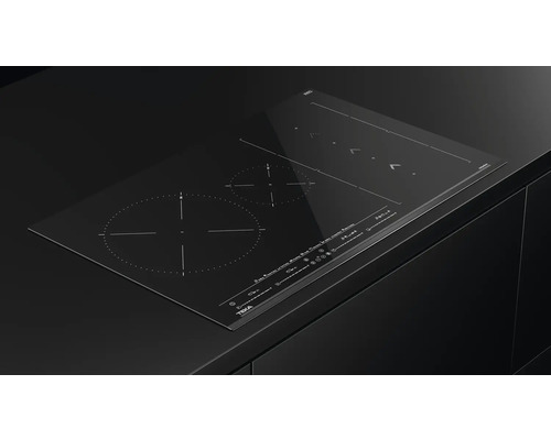 Plaque de cuisson vitrocéramique noire de Teka dans une cuisine