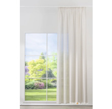 Fenêtre avec rideau partiellement fermé.