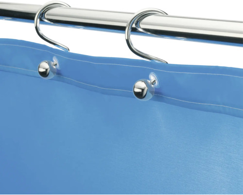 Blauer Duschvorhang mit Duschvorhangringen an Duschstange