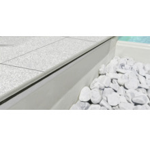 Gros plan d''une zone de piscine avec des carreaux et des galets décoratifs