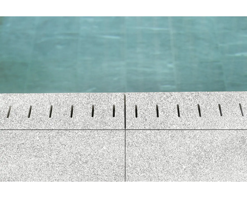 Vue détaillée d''une margelle de piscine avec des rainures de drainage