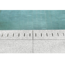 Detailaufnahme von Beckenrandsteinen mit Wasserrinne am Pool