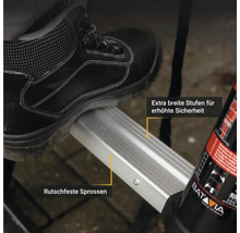 Detailaufnahme einer Trittstufe mit Antirutsch-Funktion und dem Fuß einer Person mit Sicherheitsschuhen.