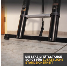 Detailaufnahme einer Teleskopleiter mit Stabilisierungsstange für zusätzliche Sicherheit