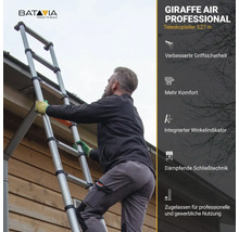 Mann steigt auf einer ausziehbaren Aluminiumleiter.