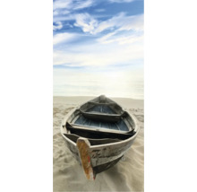 Ein kleines Boot liegt am Strand unter einem bewölkten Himmel