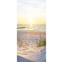 Sonnenaufgang am Strand mit Sand, Gras und Meer
