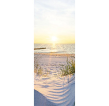 Strand mit Sand und Meer bei Sonnenuntergang