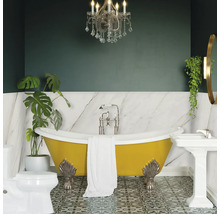 Badezimmer mit Badewanne, Waschbecken, Toilette und Kristalllüster