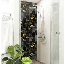 Panneau mural de douche avec motif marbré hexagonal et feuilles dans la salle de bain.