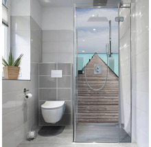 Modernes Badezimmer mit Toilette, Dusche und Fliesen