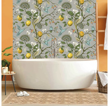 Badezimmer mit freistehender Badewanne und floraler Tapete mit Zitronen- und Vogelmuster