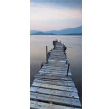Holzsteg führt zu einem See mit Bergen