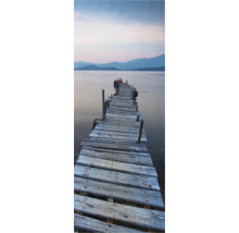 Holzsteg am See mit Gebirge im Hintergrund