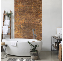 Salle de bains moderne avec baignoire îlot et panneau mural aspect rouille.