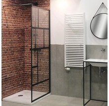Badezimmer mit Walk-In Dusche, Heizkörper, Spiegel und Waschbecken