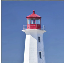Ein weisser Leuchtturm mit rotem Dach vor blauem Himmel