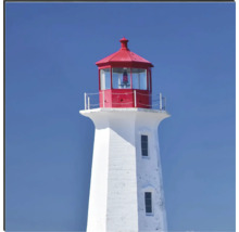 Leuchtturm mit rotem Dach vor blauem Himmel