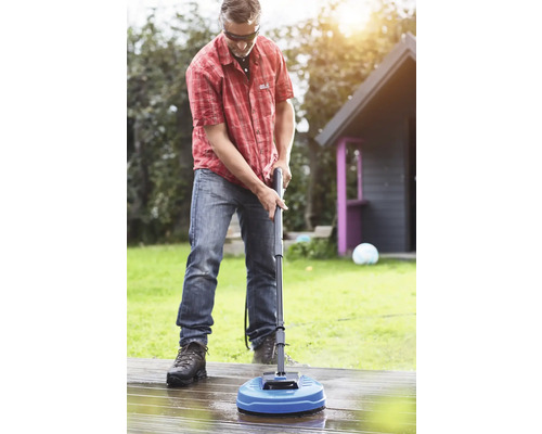 Homme nettoyant une terrasse en bois avec un nettoyeur de terrasse