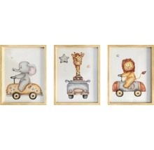 Drei gerahmte Bilder mit kindlichen Tiermotiven: Elefant, Giraffe und Löwe auf Spielzeugautos