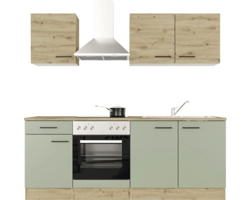 Küchenzeile mit Hängeschränken, Dunstabzugshaube, Herd und Spüle