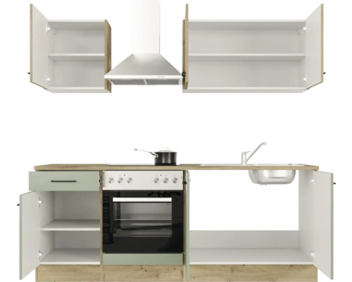 Küchenzeile mit Spüle, Herd, Backofen, Dunstabzugshaube und Hängeschränken