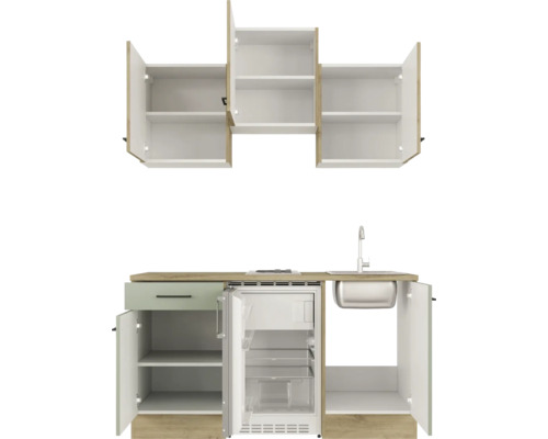 Cuisine équipée avec éléments hauts, évier et réfrigérateur