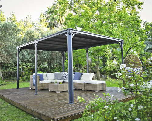 Gartenszene mit Pavillon, Loungemöbeln und Holzterrasse