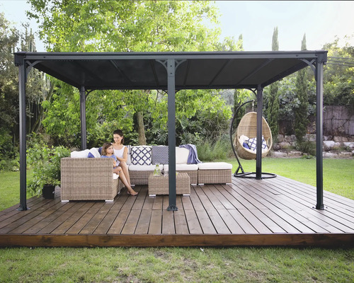 Überdachter Pavillon mit Sitzgruppe und Hängesessel im Garten