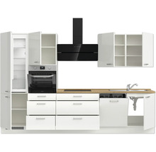 Küchenzeile mit Schränken, Schubladen, Spüle, Geschirrspüler, Kühlschrank, Backofen und Dunstabzugshaube