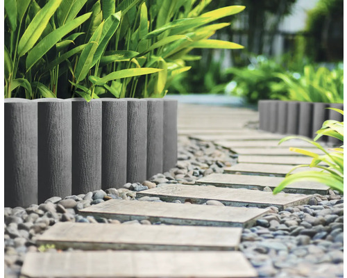 Gartenszene mit Rasenkantensteinen und einem Gehweg aus Steinplatten