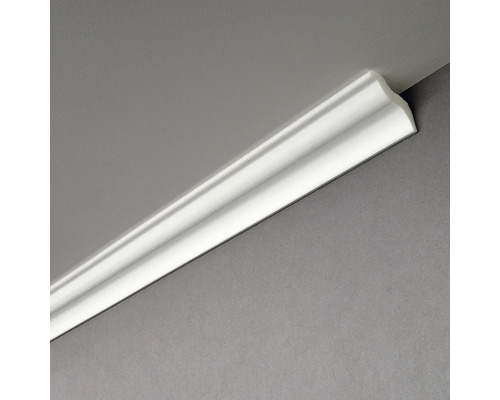 Pièce avec une moulure décorative blanche au plafond