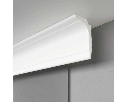 Weisse Zierleiste an der Decke und Wand