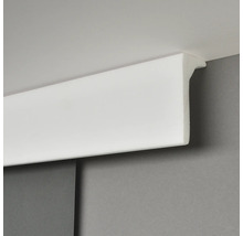 Moulure décorative blanche sur mur et plafond
