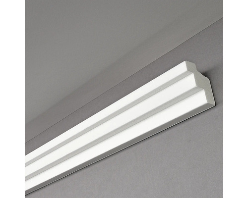 Moulure décorative sur mur et plafond