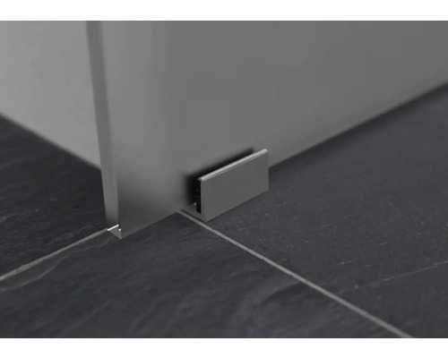 Detailaufnahme einer Duschkabine mit Stabilisationswinkel