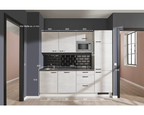 Küchenzeile mit Spüle, Mikrowelle und Schränken in heller Optik