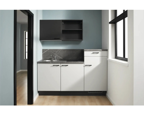 Kleine Küchenzeile mit Spüle, Unterschränken und Hängeschränken