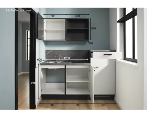 Kleine Küchenzeile mit Unterschränken, Spüle und Oberschränken