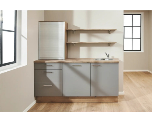 Cuisine linéaire avec évier, meubles bas, armoire à volet roulant et étagères