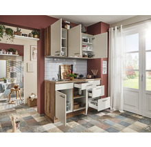 Küche mit offenem Schrank und Schubladen