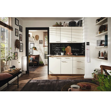 Cuisine claire avec des éléments en bois et un mur d''ardoise dans un espace de vie moderne.
