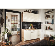 Cuisine claire avec mur tableau noir et étagères