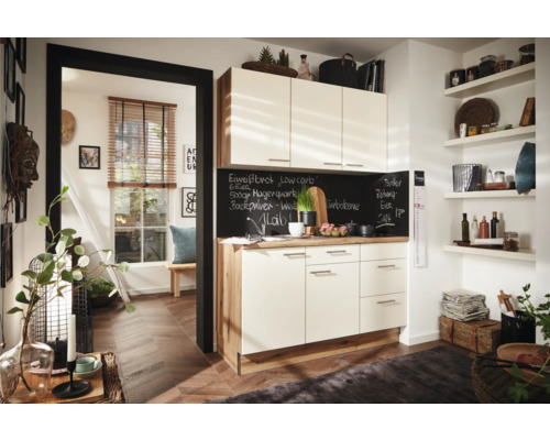 Cuisine claire avec mur tableau noir et étagères