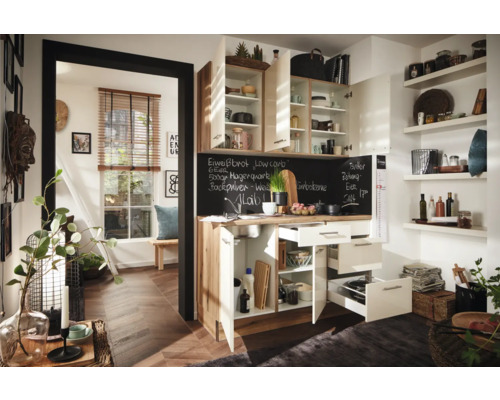 Cuisine avec éléments hauts et bas, tiroirs et tableau noir