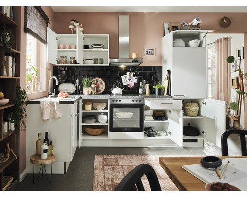 Vue de cuisine avec armoires blanches, carrelage noir et ustensiles de cuisine