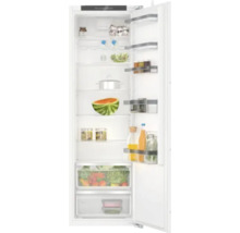 Innenraum eines Kühlschranks mit Lebensmitteln wie Wassermelone, Salate, Gemüse und Getränke.
