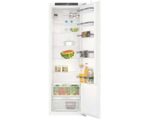 Innenraum eines Kühlschranks mit Lebensmitteln wie Wassermelone, Salate, Gemüse und Getränke.